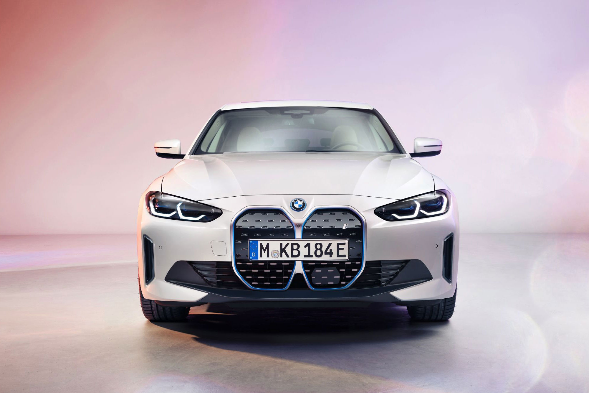 Η BMW αποκαλύπτει τη νέα i4