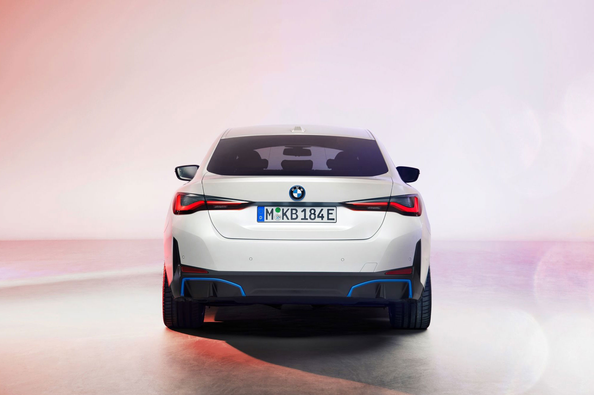 Η BMW αποκαλύπτει τη νέα i4