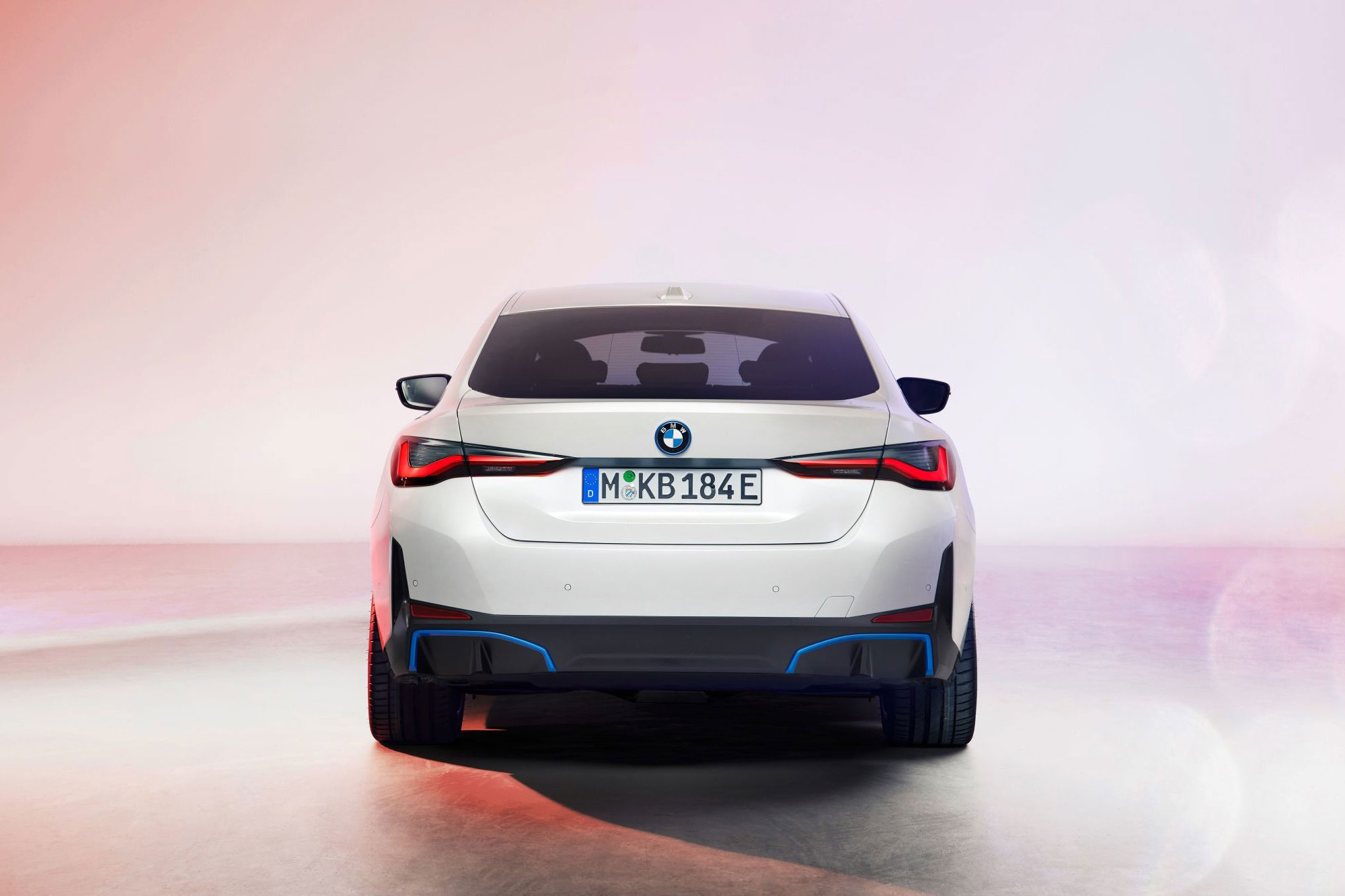 Η BMW αποκαλύπτει τη νέα i4