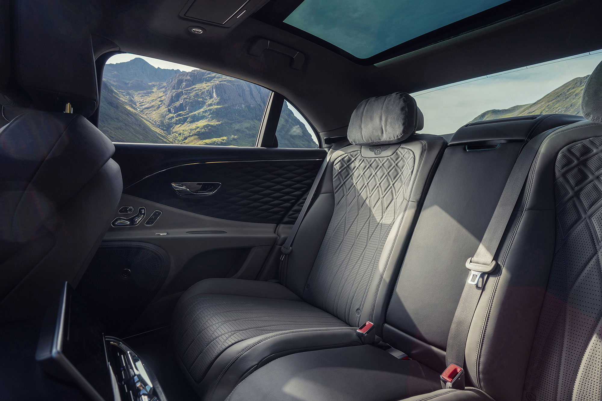 Η Bentley εξοπλίζει την Flying Spur με V8 κινητήρα