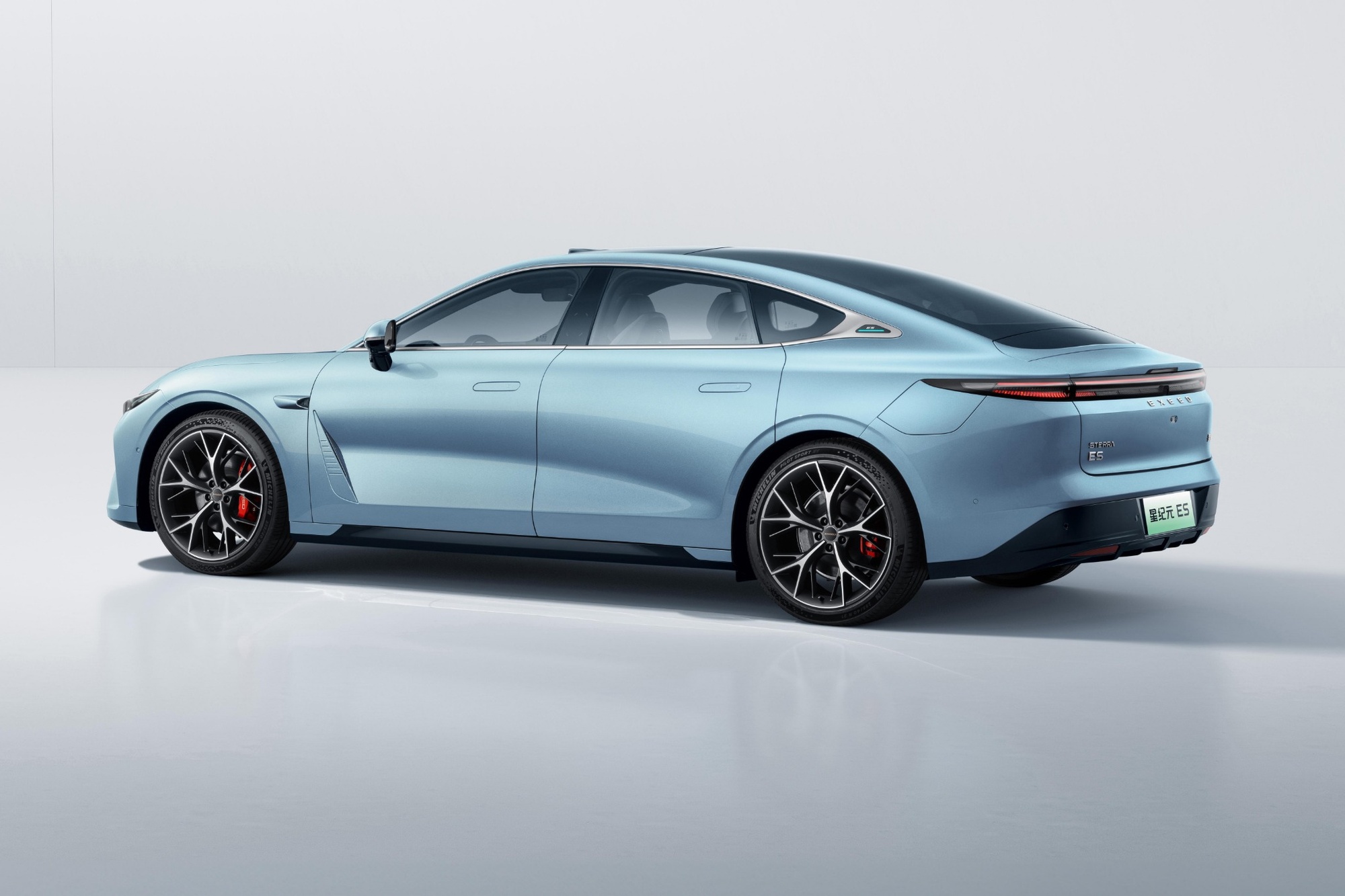 Το Chery Exlantix ES φτάνει έως 1.645km αυτονομίας με range extender 