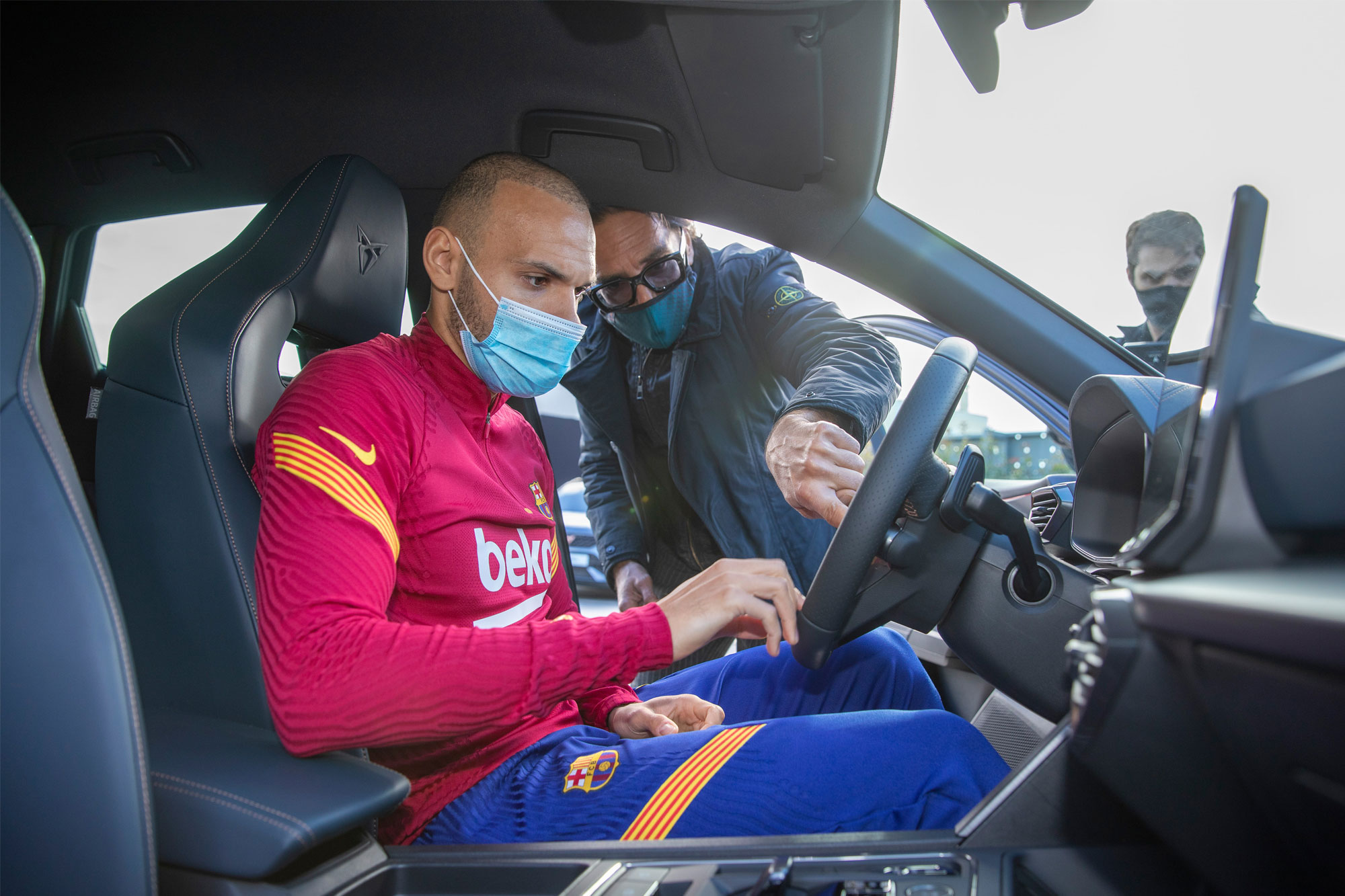 Οι παίκτες της FC Barcelona ανακαλύπτουν τον κόσμο της Cupra