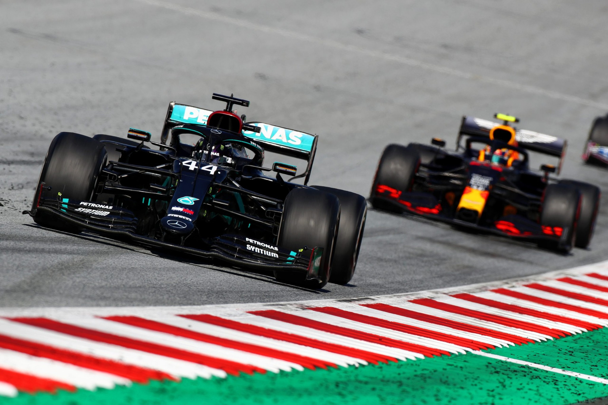 FIA: Τέλος στο τρικ των Mercedes και Red Bull στις κατατακτήριες 