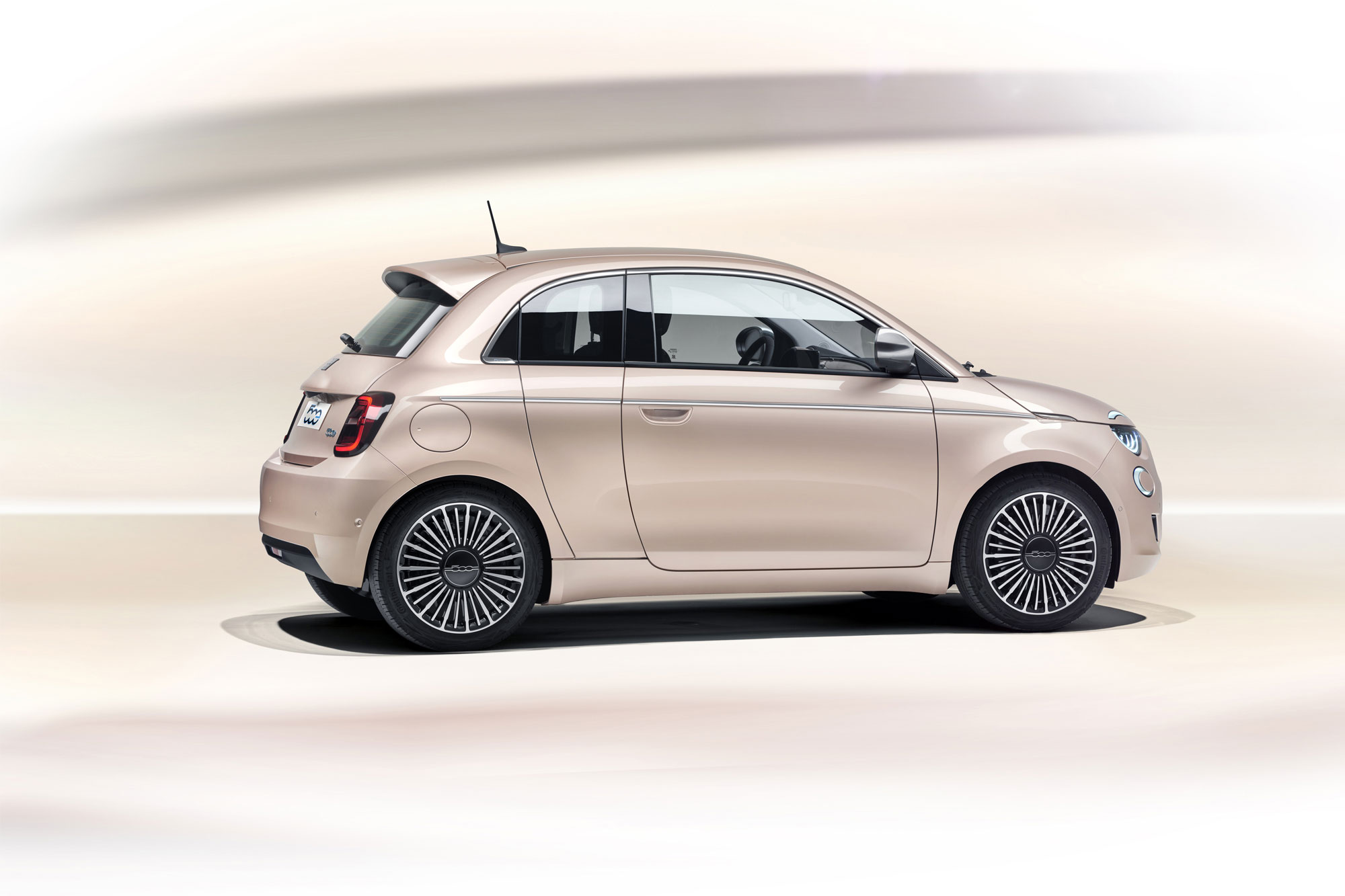 H Mopar κάνει πιο ξεχωριστό το ηλεκτρικό Fiat 500