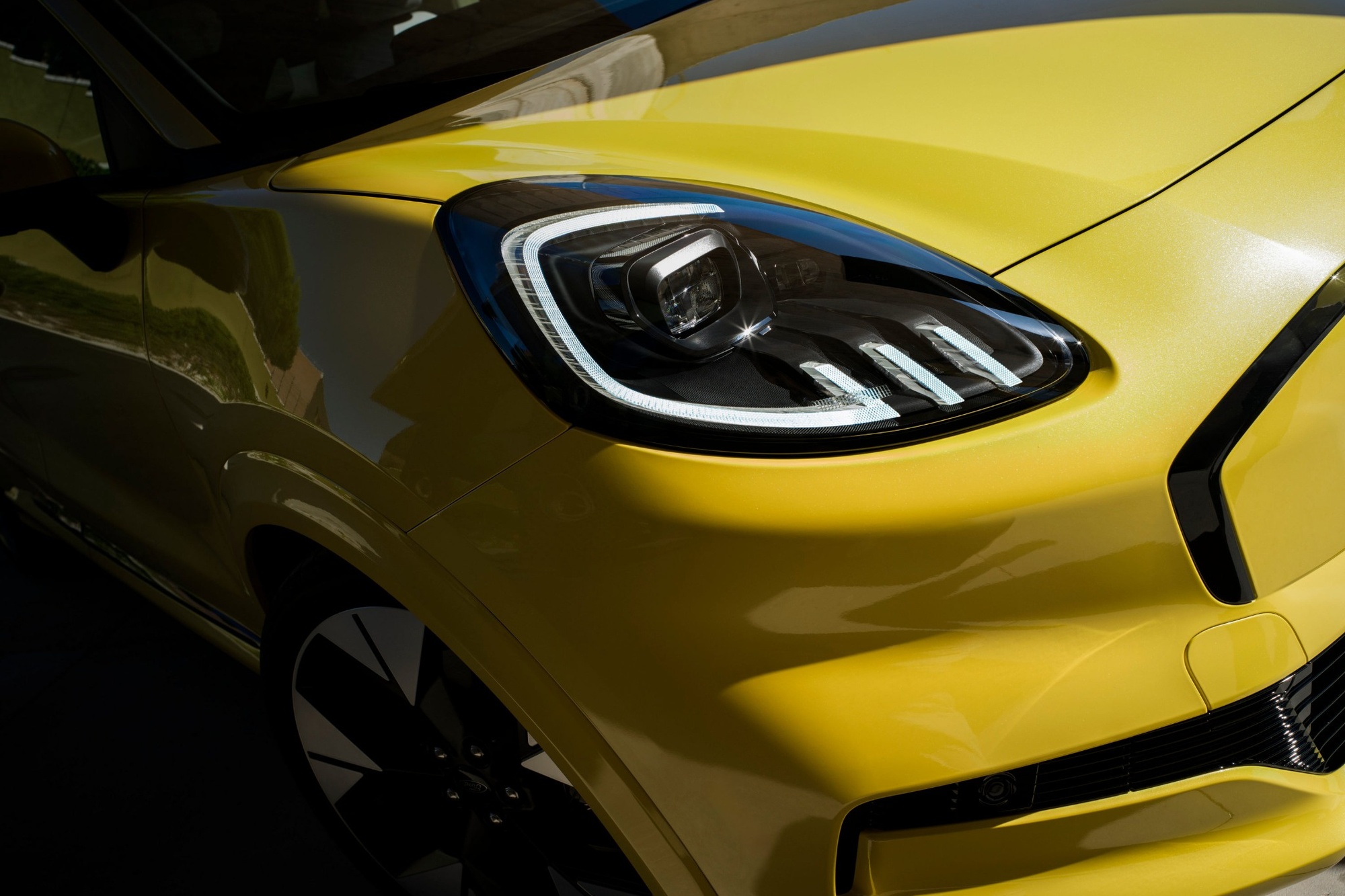 Η προηγμένη τεχνολογία φωτισμού Matrix LED της Ford κάνει για εσάς τη νύχτα μέρα - για ακόμα περισσότερη ασφάλεια 