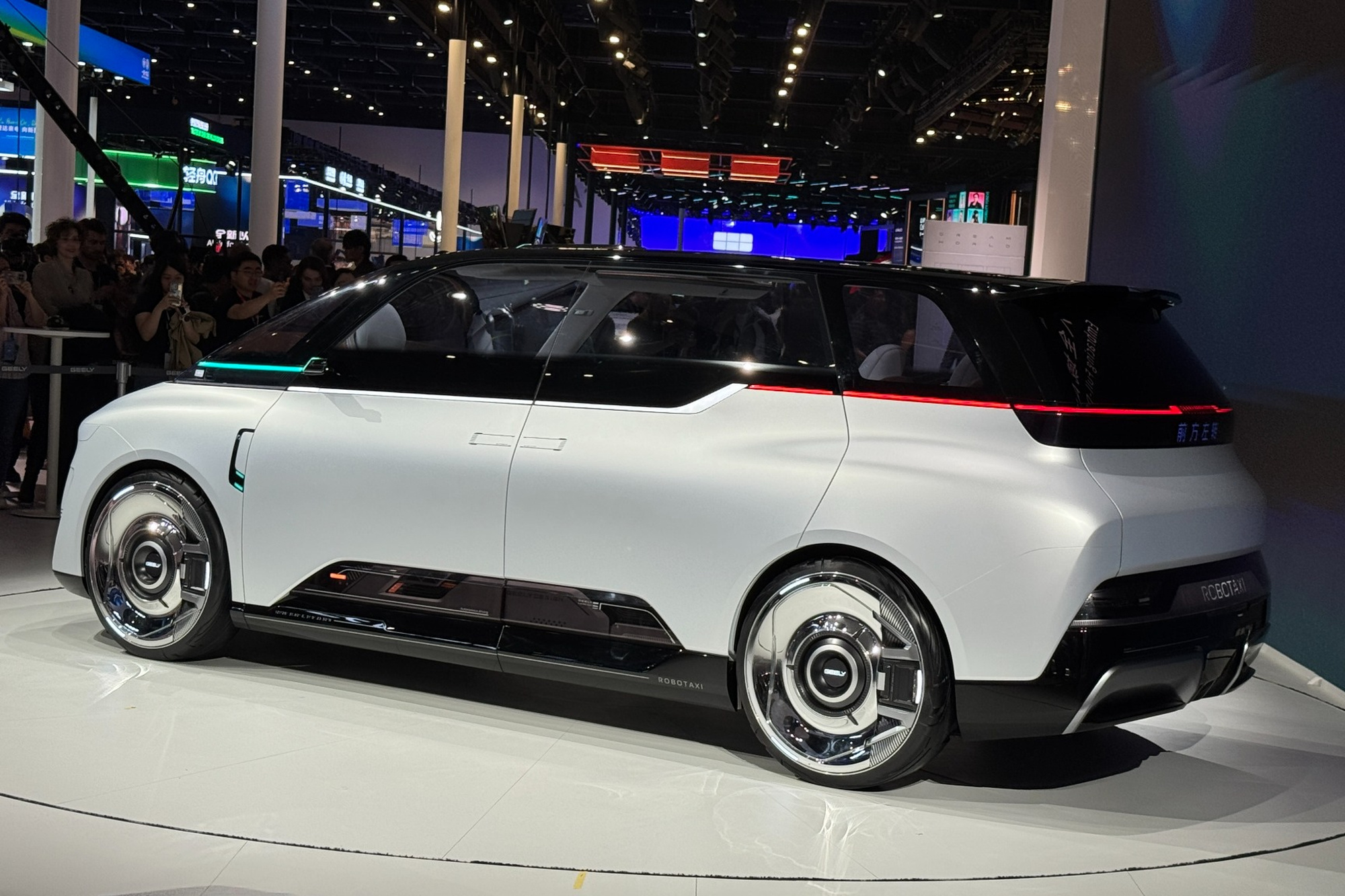 Geely EVA Cab, το robotaxi που βάζει την Κίνα στην επόμενη φάση της αυτόνομης μετακίνησης 