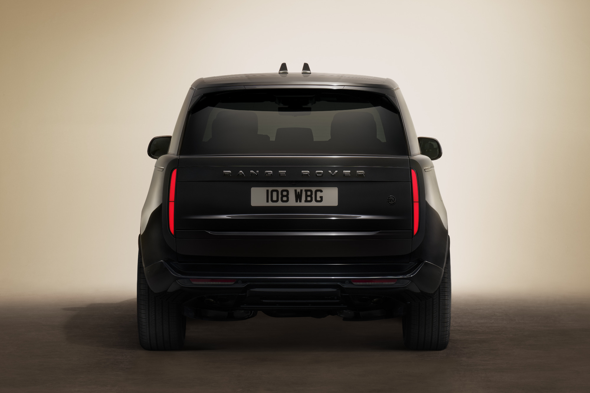 H Land Rover συστήνει το Range Rover SV Black