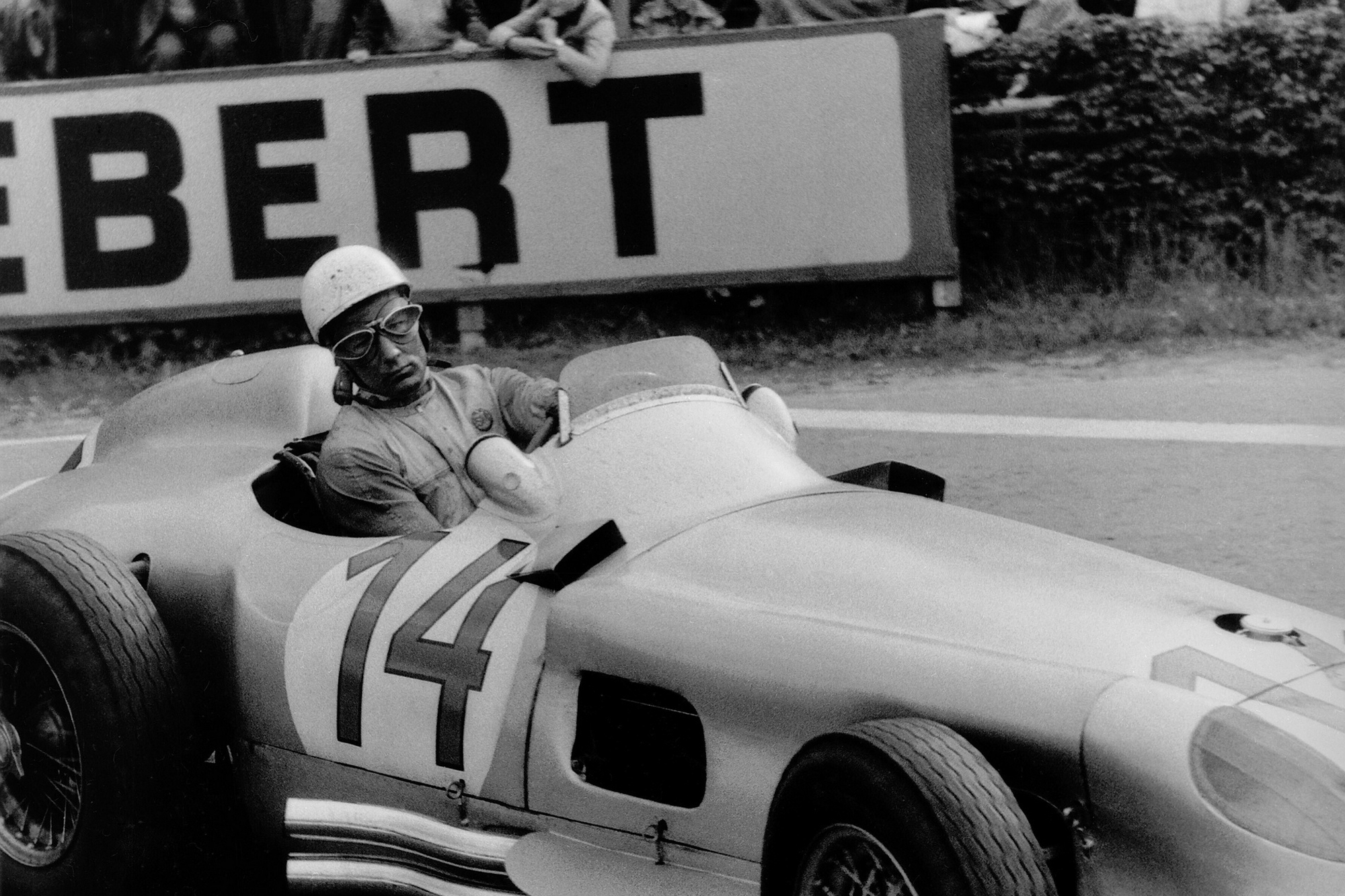 Η Mercedes-Benz τιμά τον Sir Stirling Moss