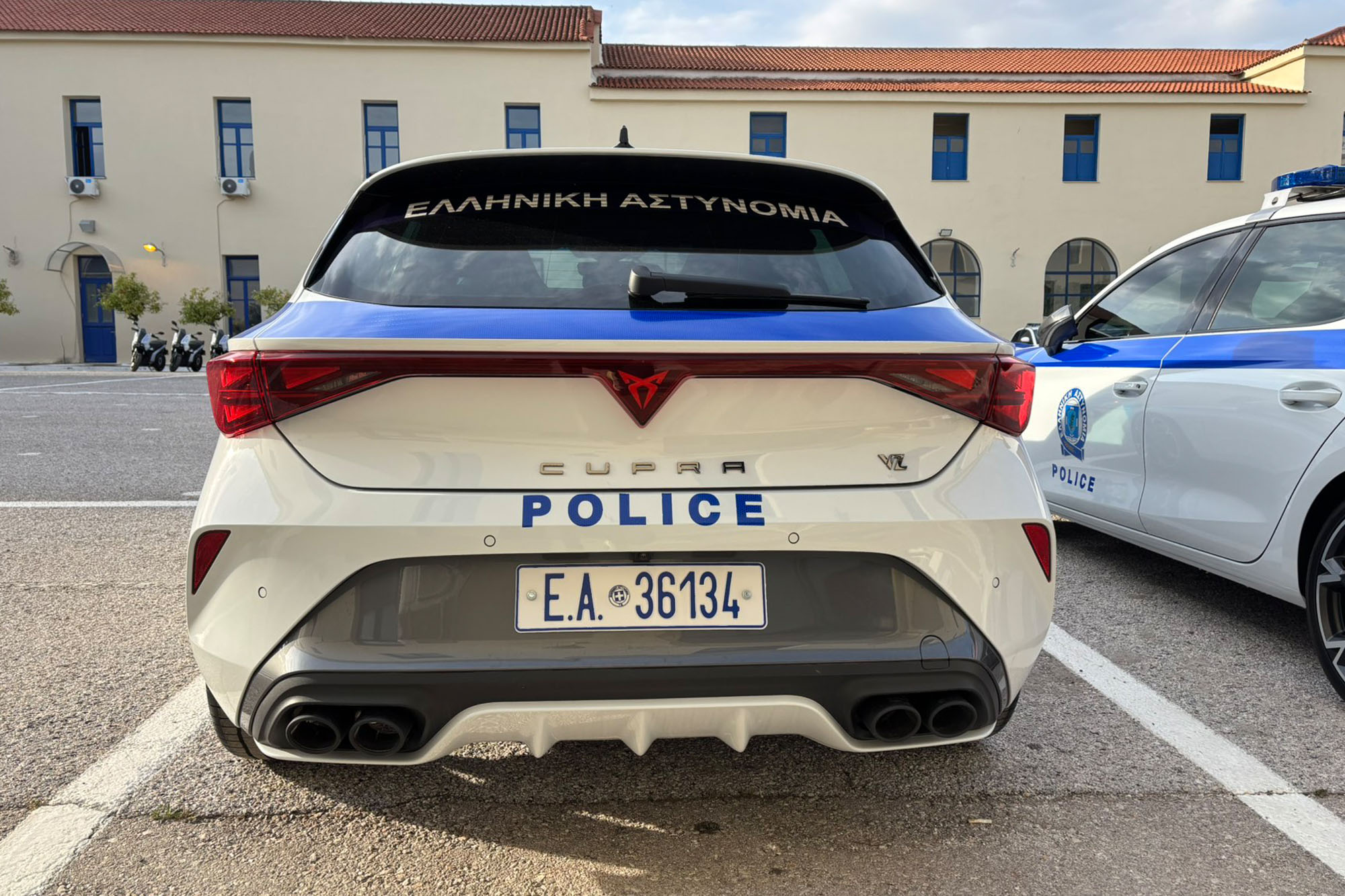 Η Ελληνική Αστυνομία εμπλουτίζει το στόλο της με 11 Cupra Leon VZ 300 ίππων