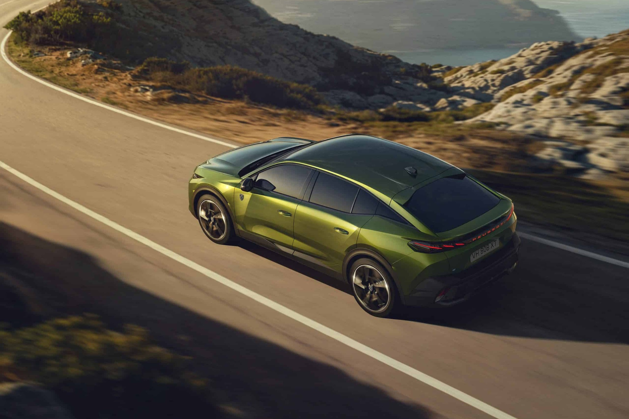 Στην Ελλάδα το νέο Peugeot 408 Hybrid 145 με τιμή από 28.600 ευρώ 