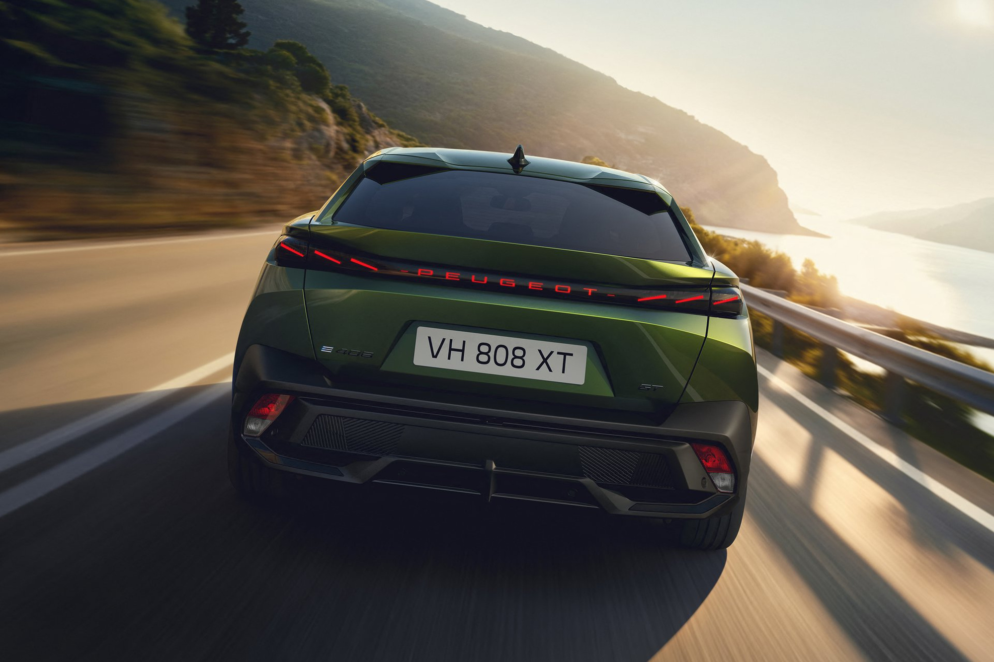 Στην Ελλάδα το νέο Peugeot 408 Hybrid 145 με τιμή από 28.600 ευρώ 
