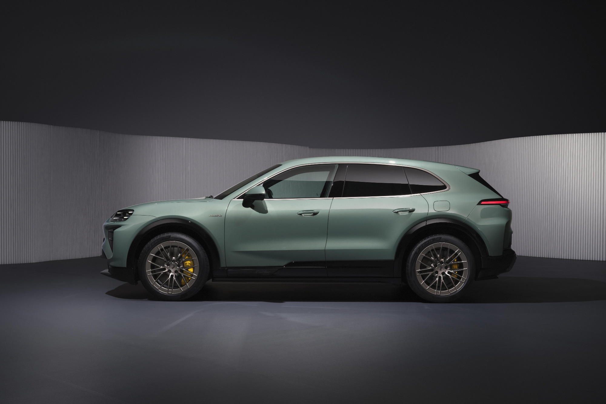 Παρουσιάστηκε η νέα Porsche Cayenne Electric