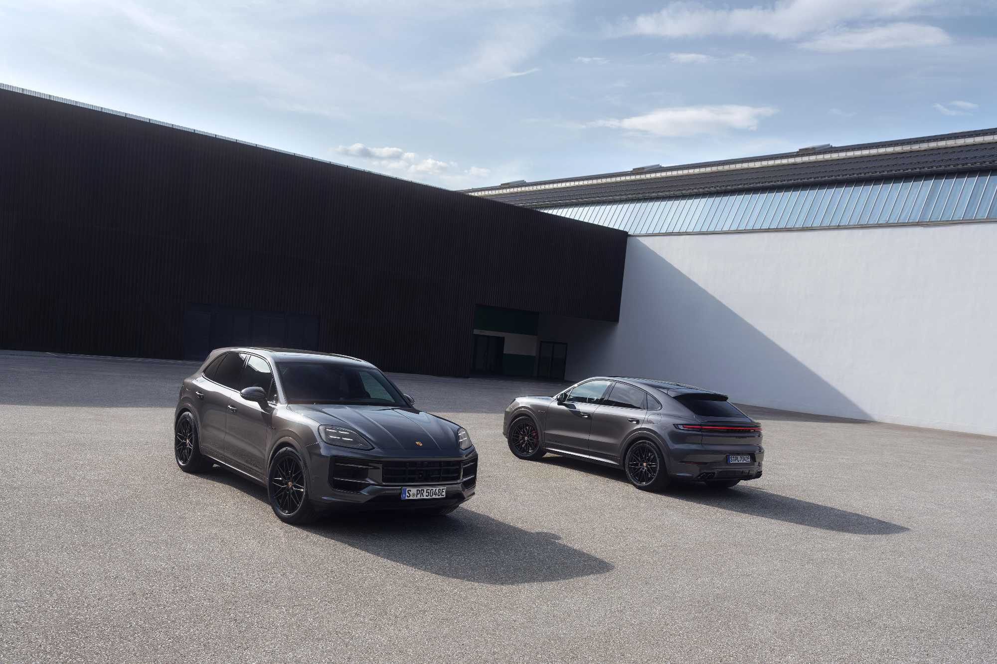 Νέες εκδόσεις “Black Edition” για τις Porsche Taycan και Cayenne