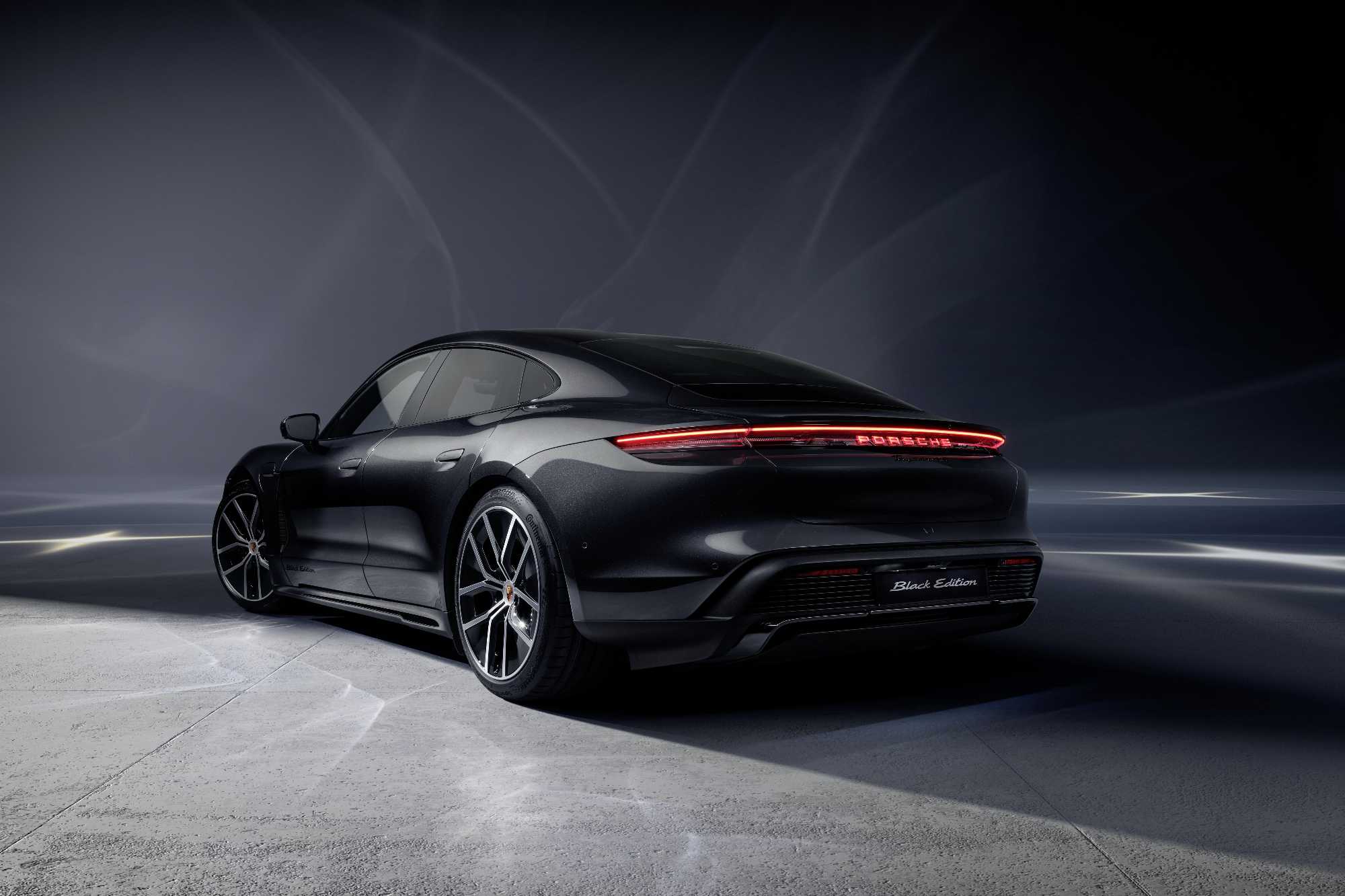 Νέες εκδόσεις “Black Edition” για τις Porsche Taycan και Cayenne
