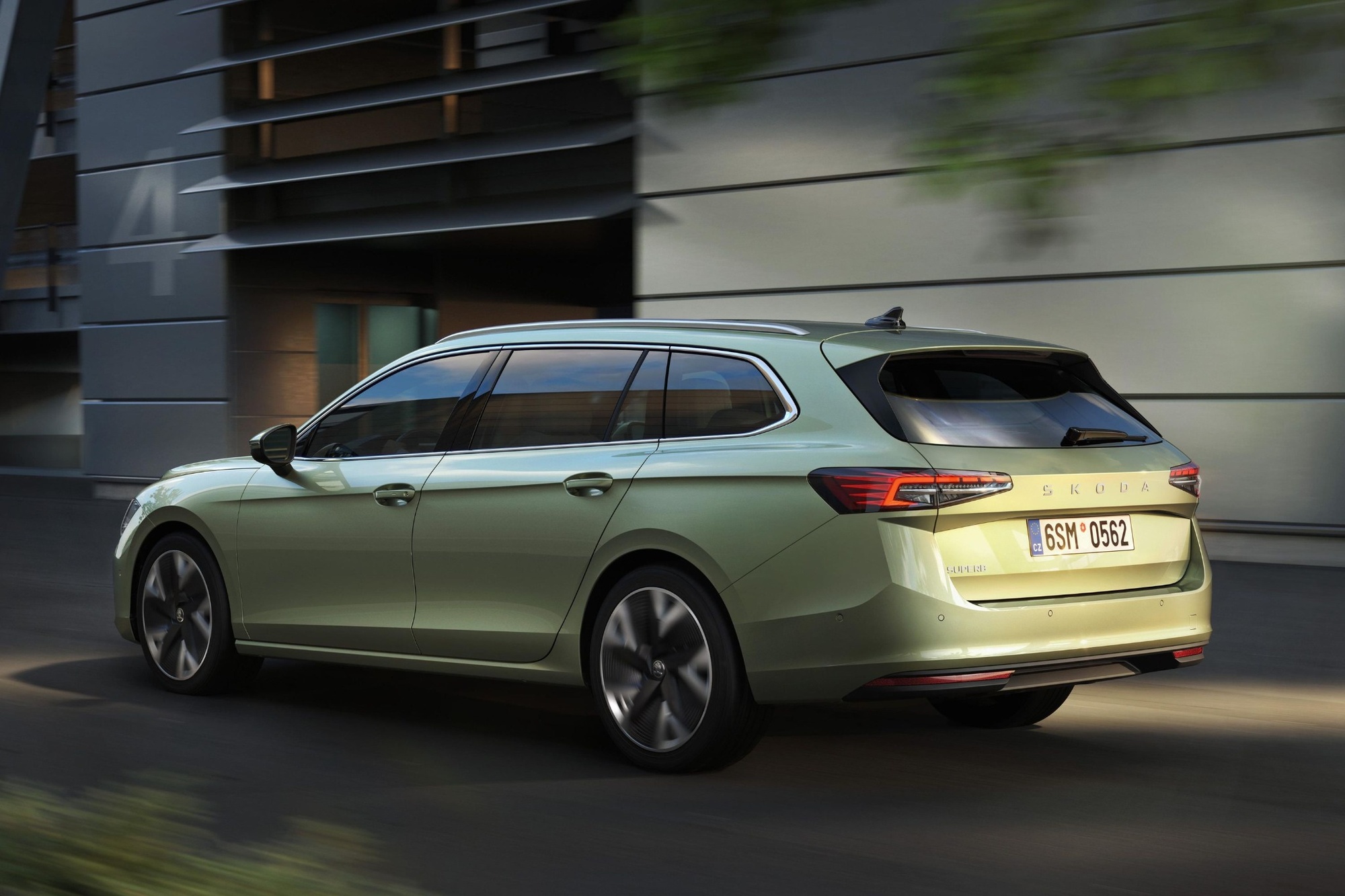 Το Skoda Superb αποκτά νέα plug in υβριδική έκδοση 272 ίππων 