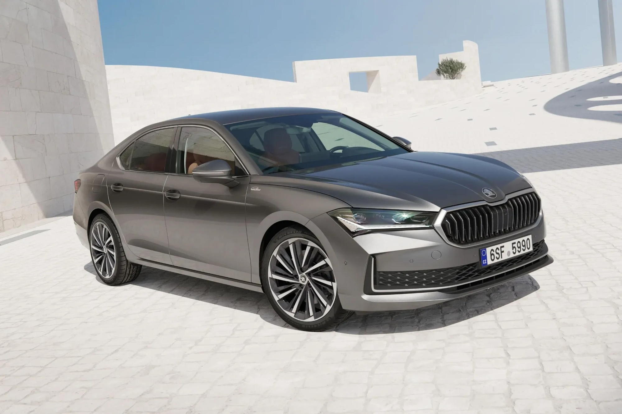 Το Skoda Superb αποκτά νέα plug in υβριδική έκδοση 272 ίππων 