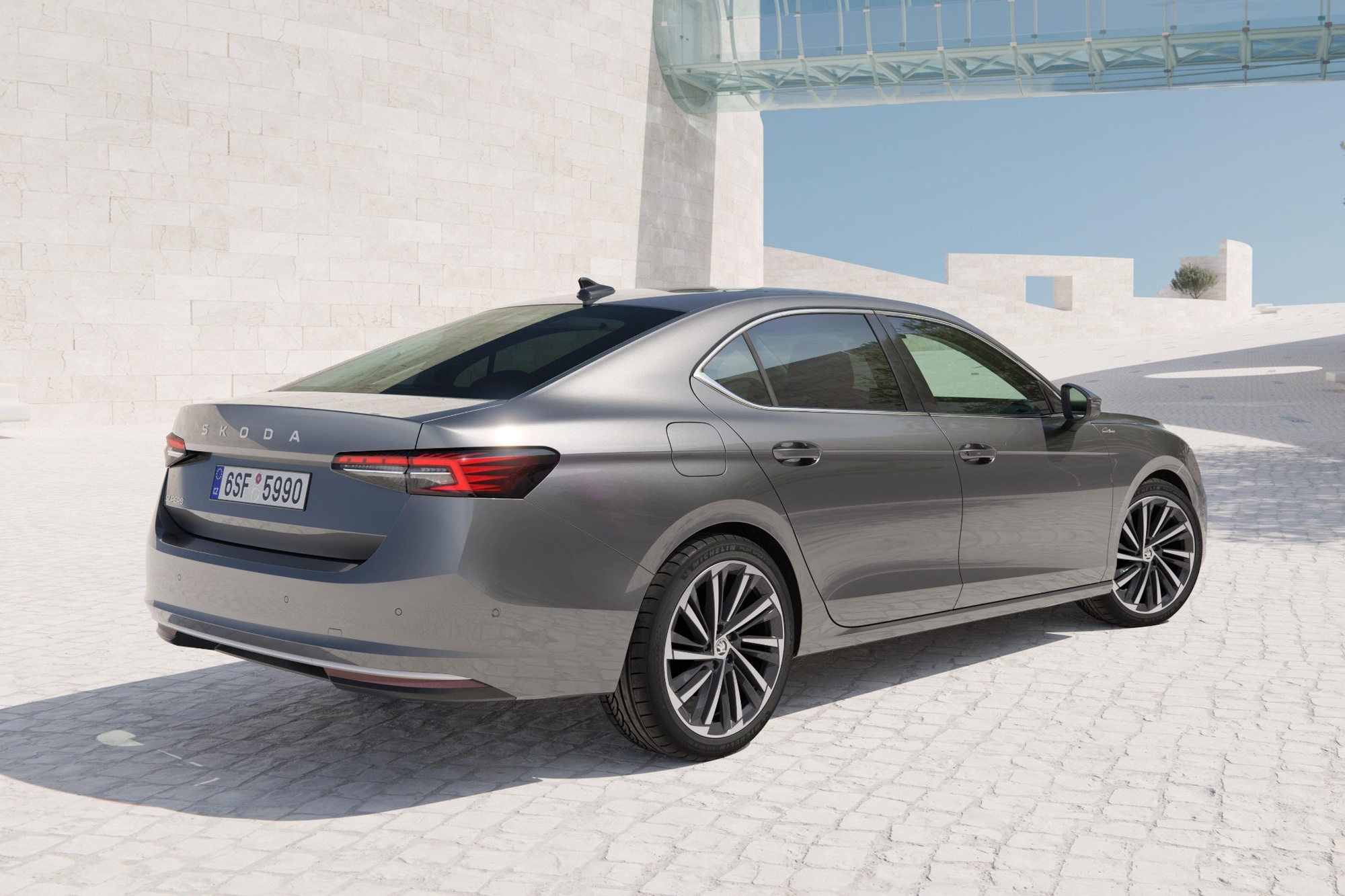 Το Skoda Superb αποκτά νέα plug in υβριδική έκδοση 272 ίππων 