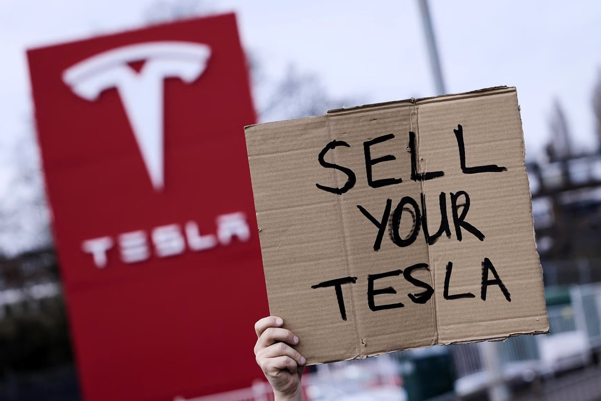 Καταρρέουν οι πωλήσεις της Tesla σε δύο από τις μεγαλύτερες αγορές της Ευρώπης