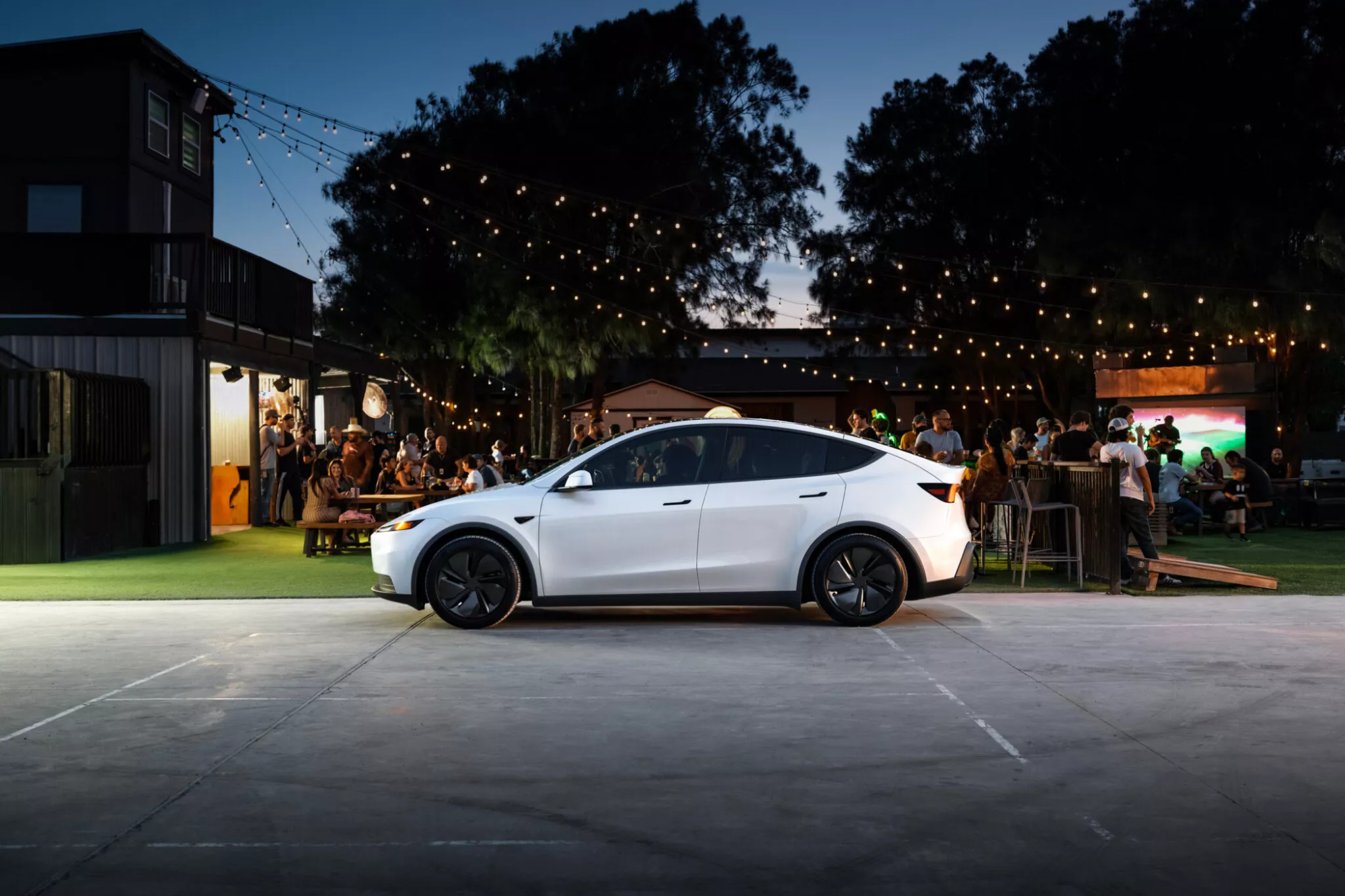 Tesla: Αυτές είναι οι Standard εκδόσεις του Model Y και του Model 3