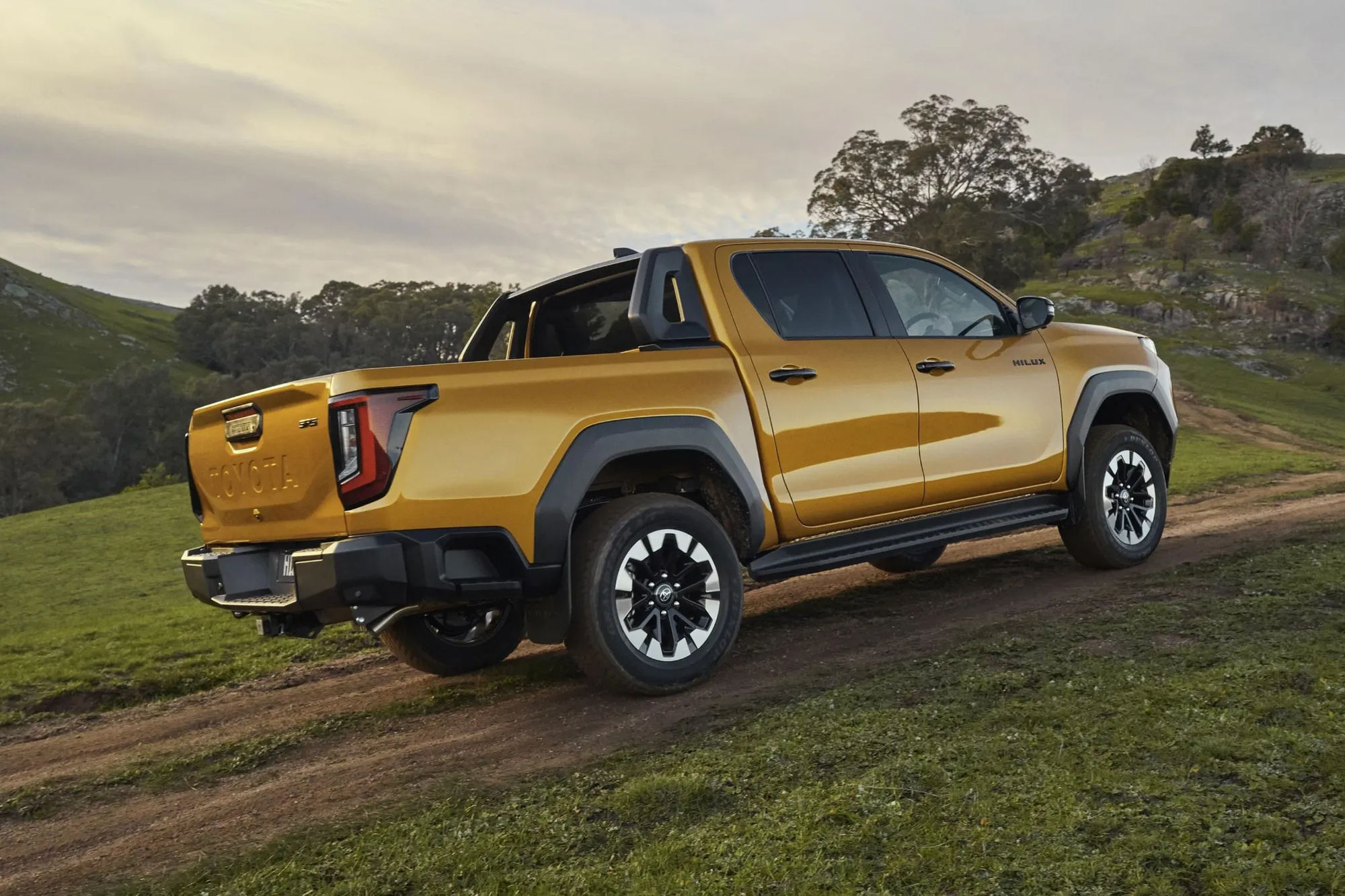 Το νέο Toyota Hilux μπαίνει στην ευρωπαϊκή αγορά με diesel 48V και ηλεκτρική έκδοση 
