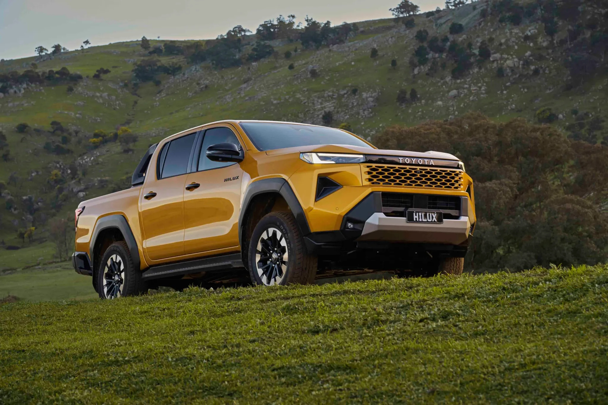 Το νέο Toyota Hilux μπαίνει στην ευρωπαϊκή αγορά με diesel 48V και ηλεκτρική έκδοση 