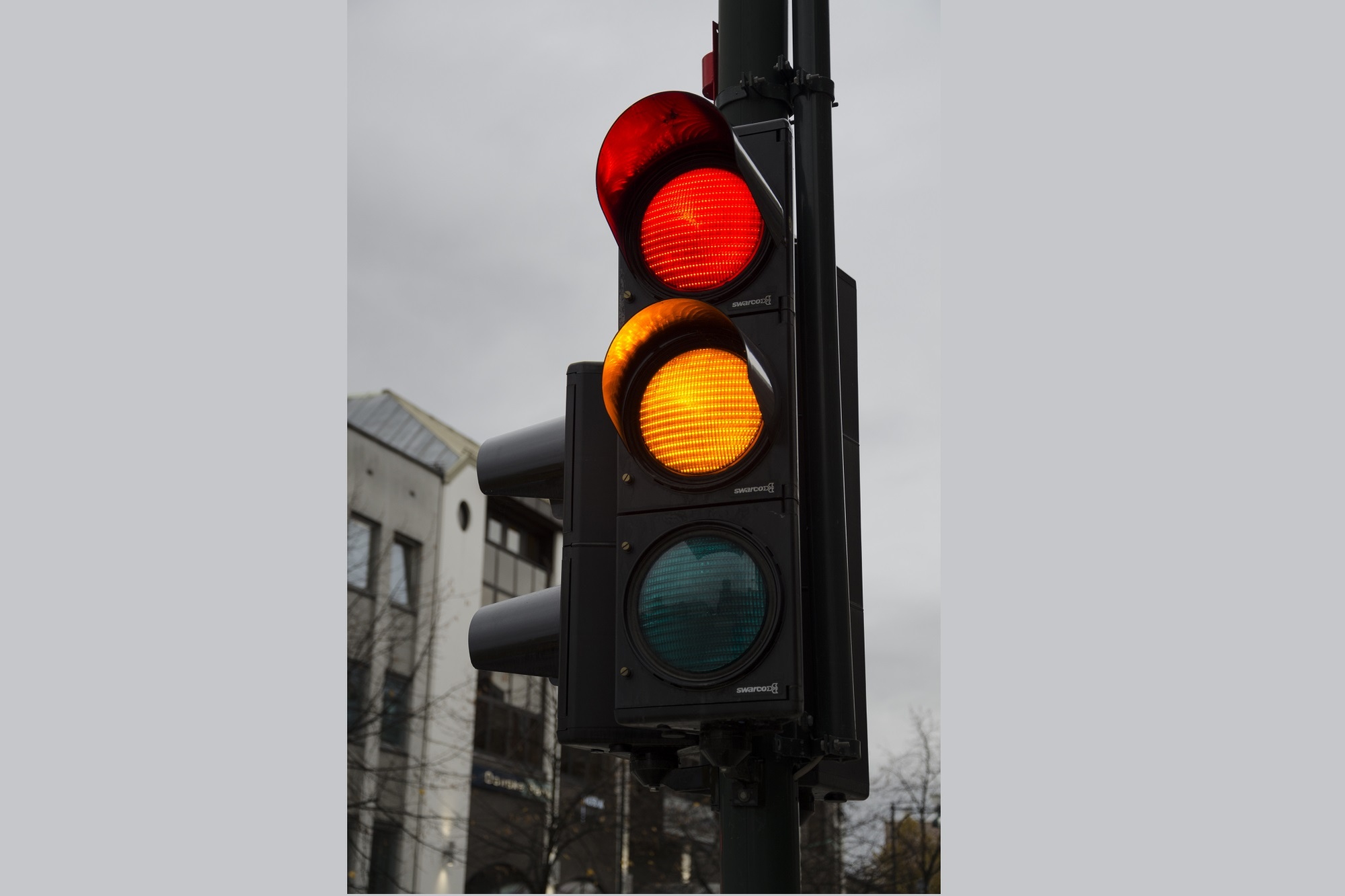 Νέα φανάρια «κόκκινο–πορτοκαλί» ανάβουν μαζί – Τι αλλάζει στο σύστημα σηματοδότησης