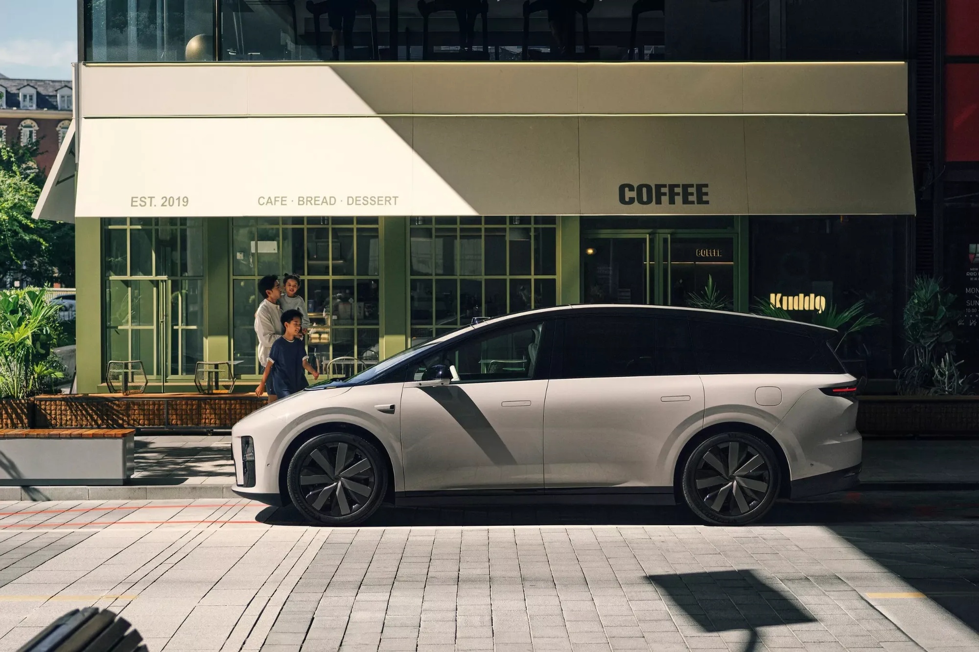 Το Li Auto i8 φορτίζει για 500km σε 10 λεπτά και κοιτάζει προς την Ευρώπη 