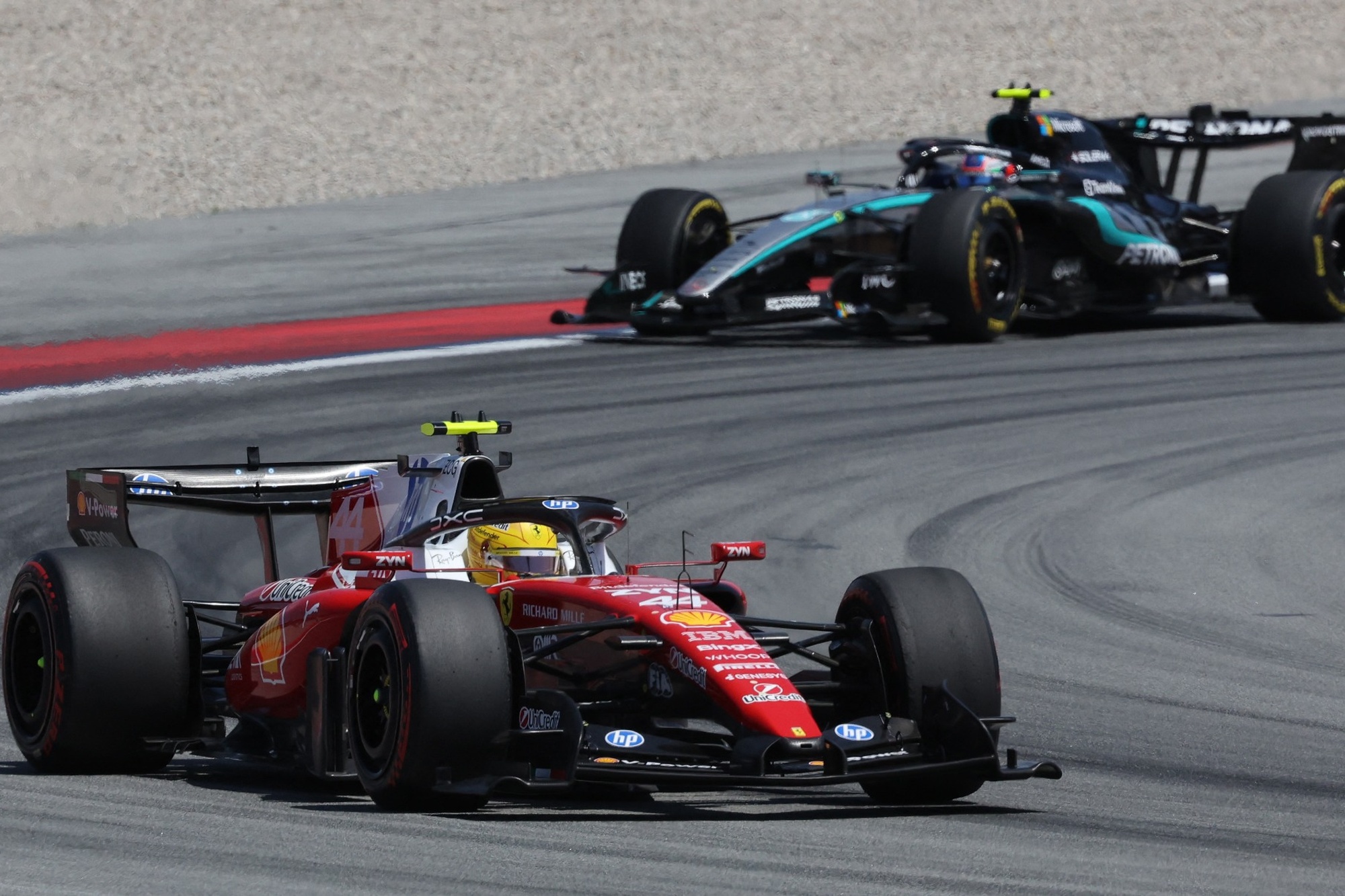 O Hamilton πήρε την πρώτη του νίκη με τη Ferrari στη Βαρκελώνη 