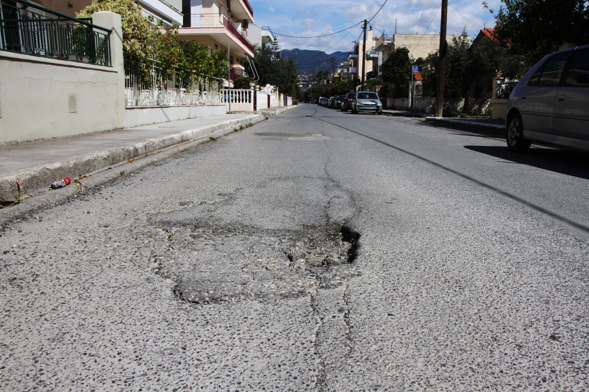 Θεσσαλονίκη: Το ειδικό όχημα που κλείνει λακκούβες μέσα σε λίγα λεπτά