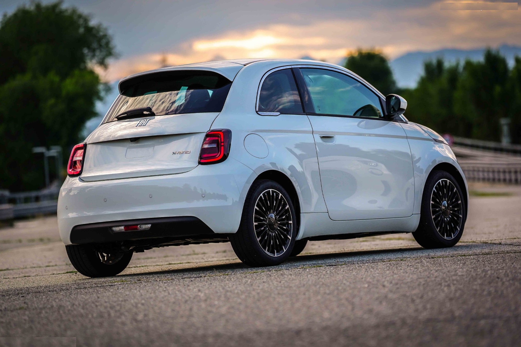 Το νέο Fiat 500 Hybrid ξεκινά στην Ελλάδα από 18.990€ 